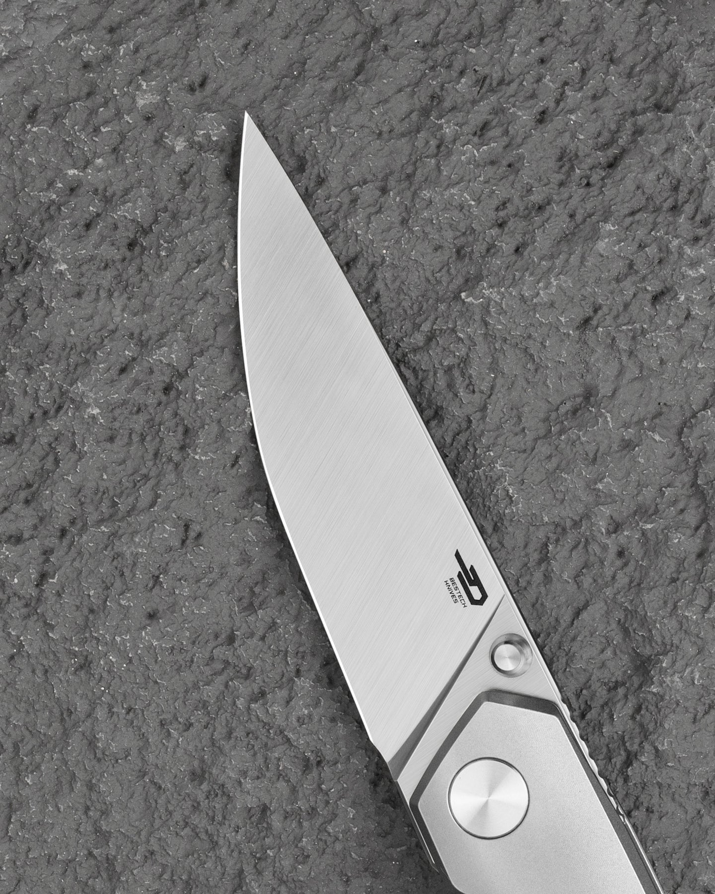 Bestech VK-KUZE BT2504A MagnaCut Blade Titanium Handle Frame Lock Folding Knife