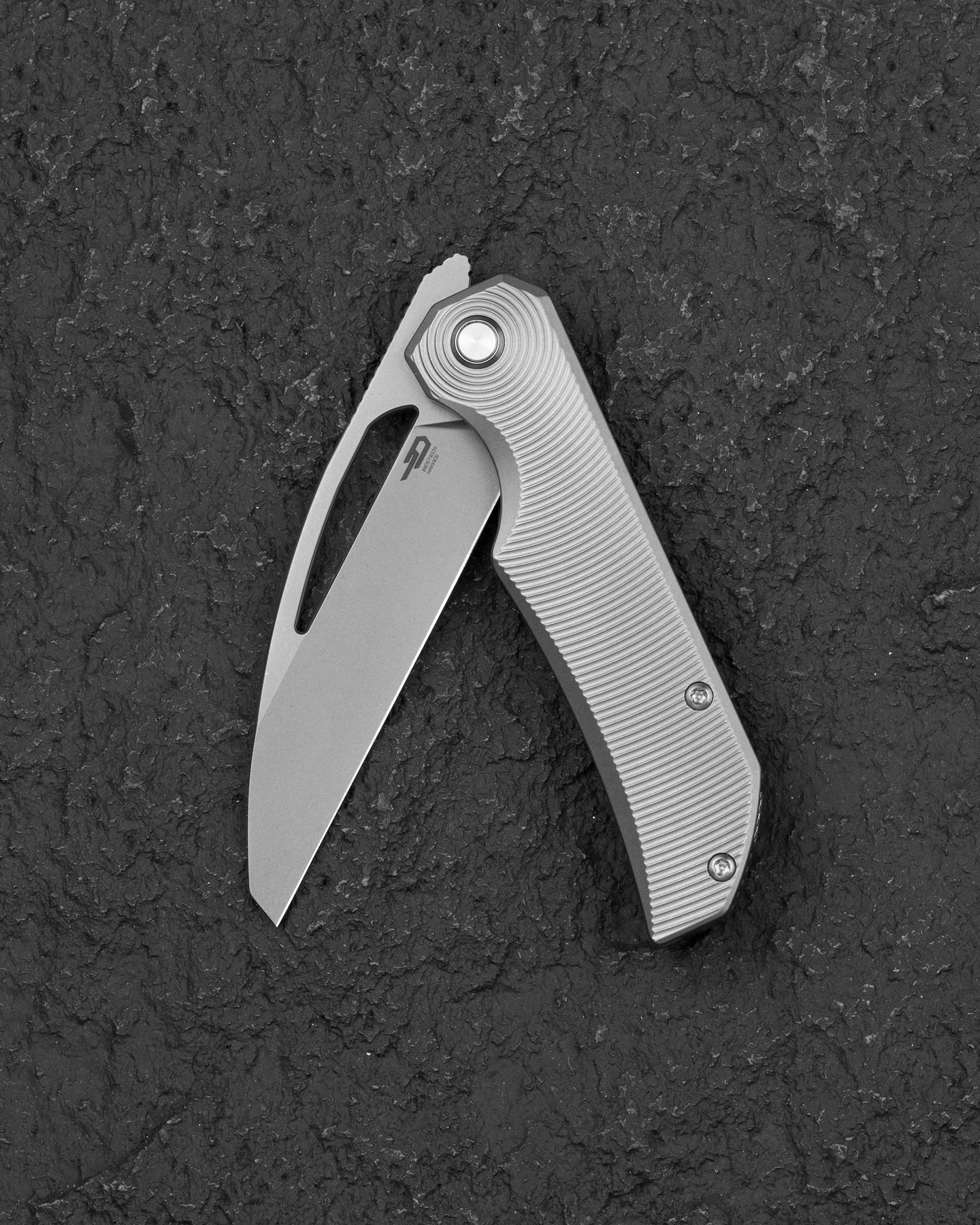 Navaja Plegable Bestech Mini Taipan BT2603A con Hoja MagnaCut y Mango de Titanio con Bloqueo de Bastidor