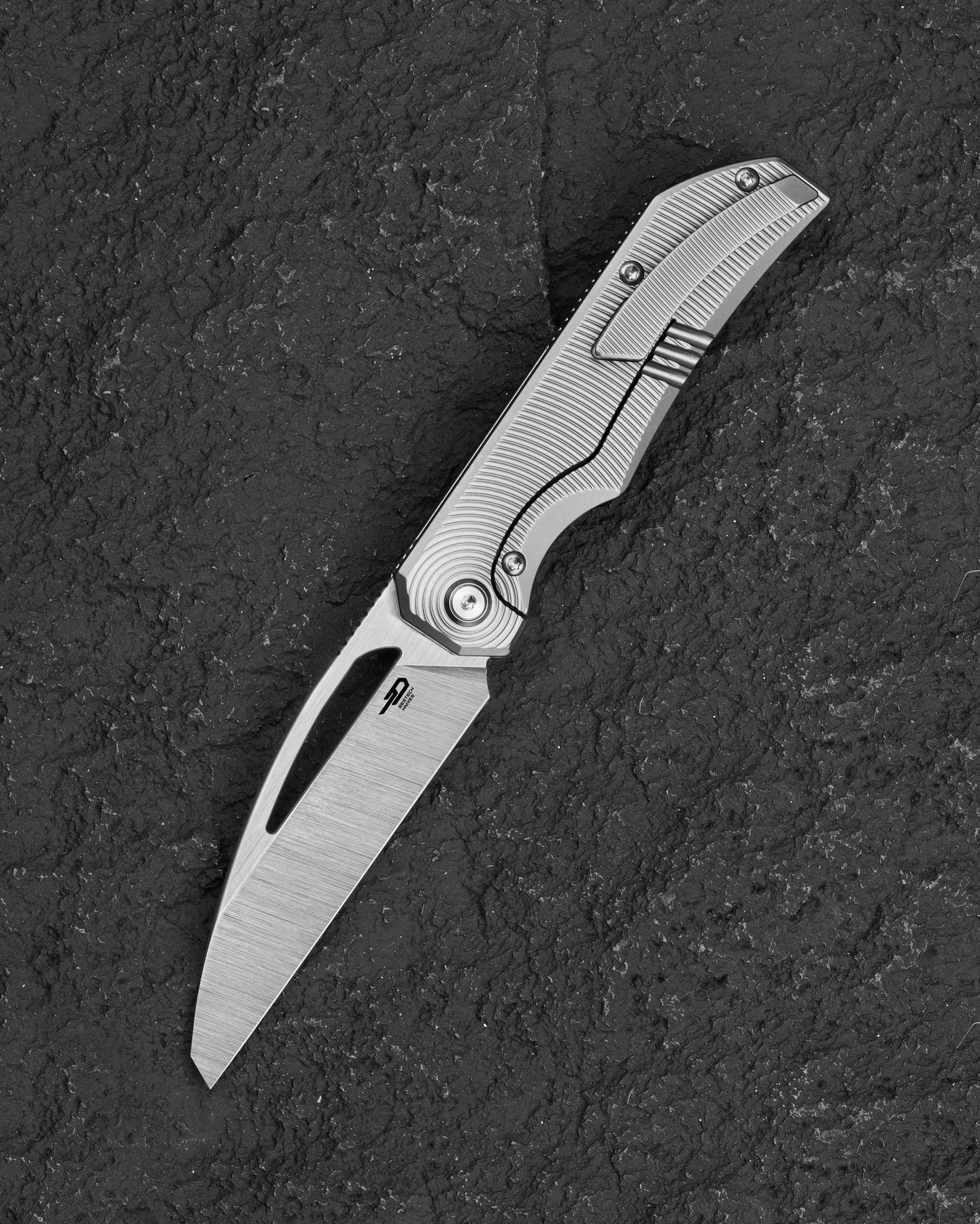 Navaja Plegable Bestech Mini Taipan BT2603C-L con Hoja MagnaCut y Mango de Titanio con Bloqueo de Marco