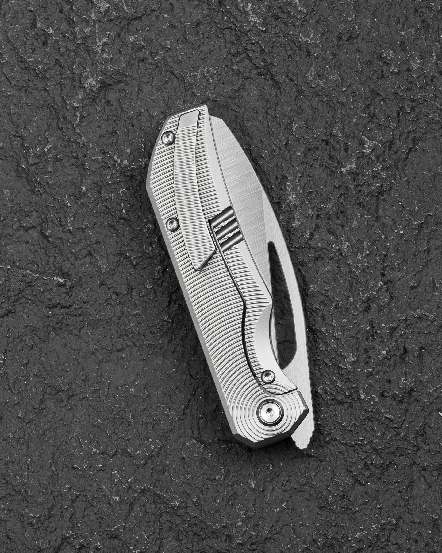 Navaja Plegable Bestech Mini Taipan BT2603C-L con Hoja MagnaCut y Mango de Titanio con Bloqueo de Marco