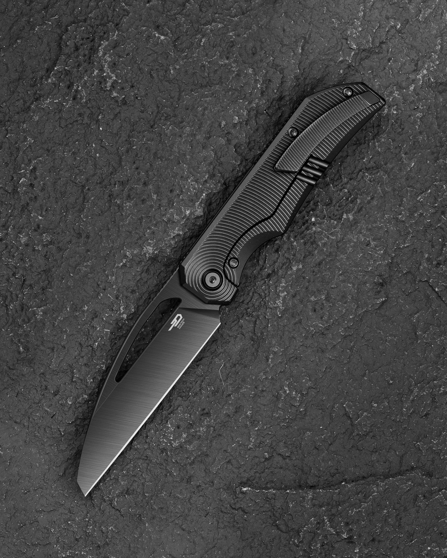 Navaja plegable Bestech Mini Taipan BT2603E-L con hoja MagnaCut y mango de titanio con bloqueo de armazón