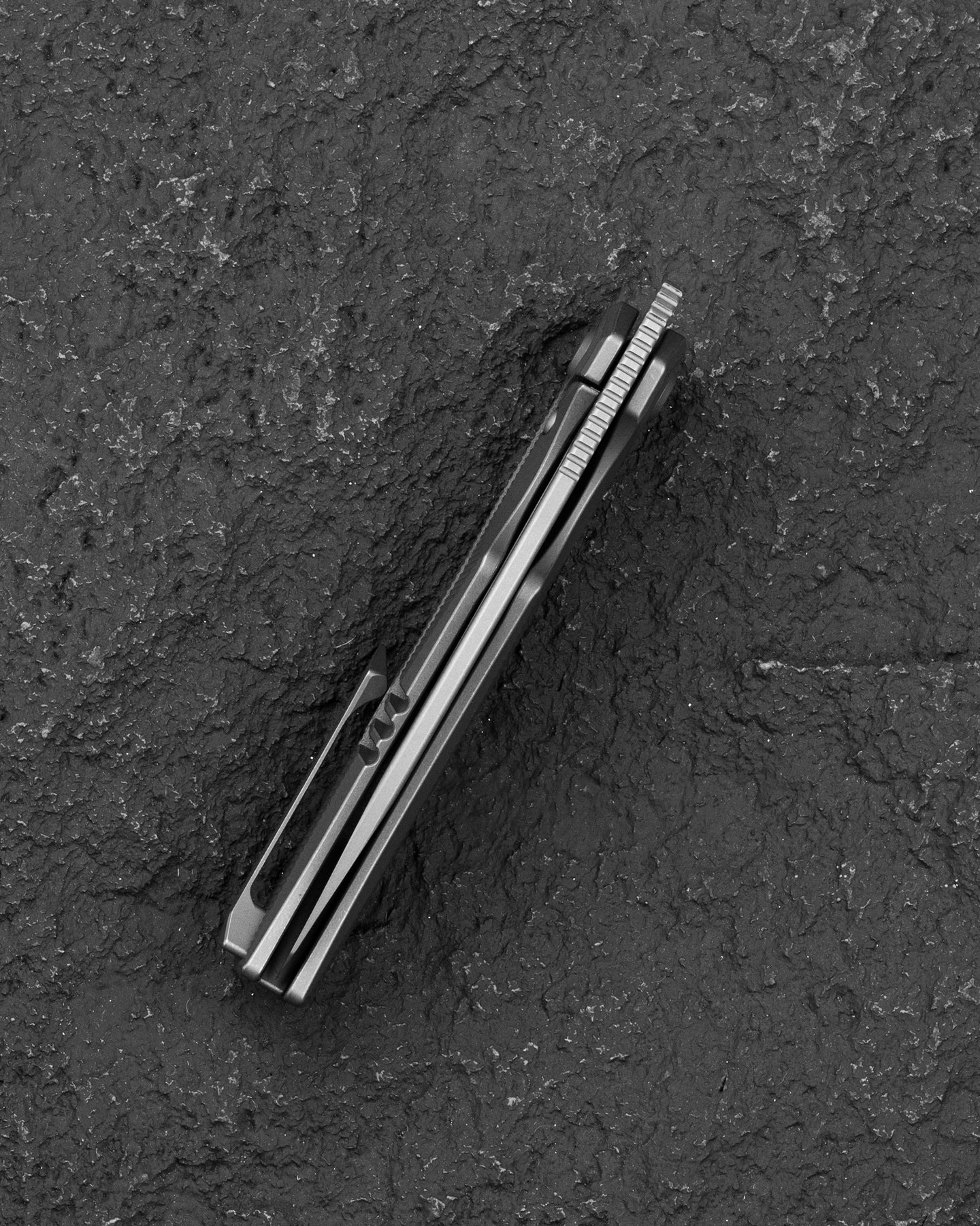 Navaja plegable Bestech Mini Taipan BT2603F con hoja MagnaCut y bloqueo de marco de titanio