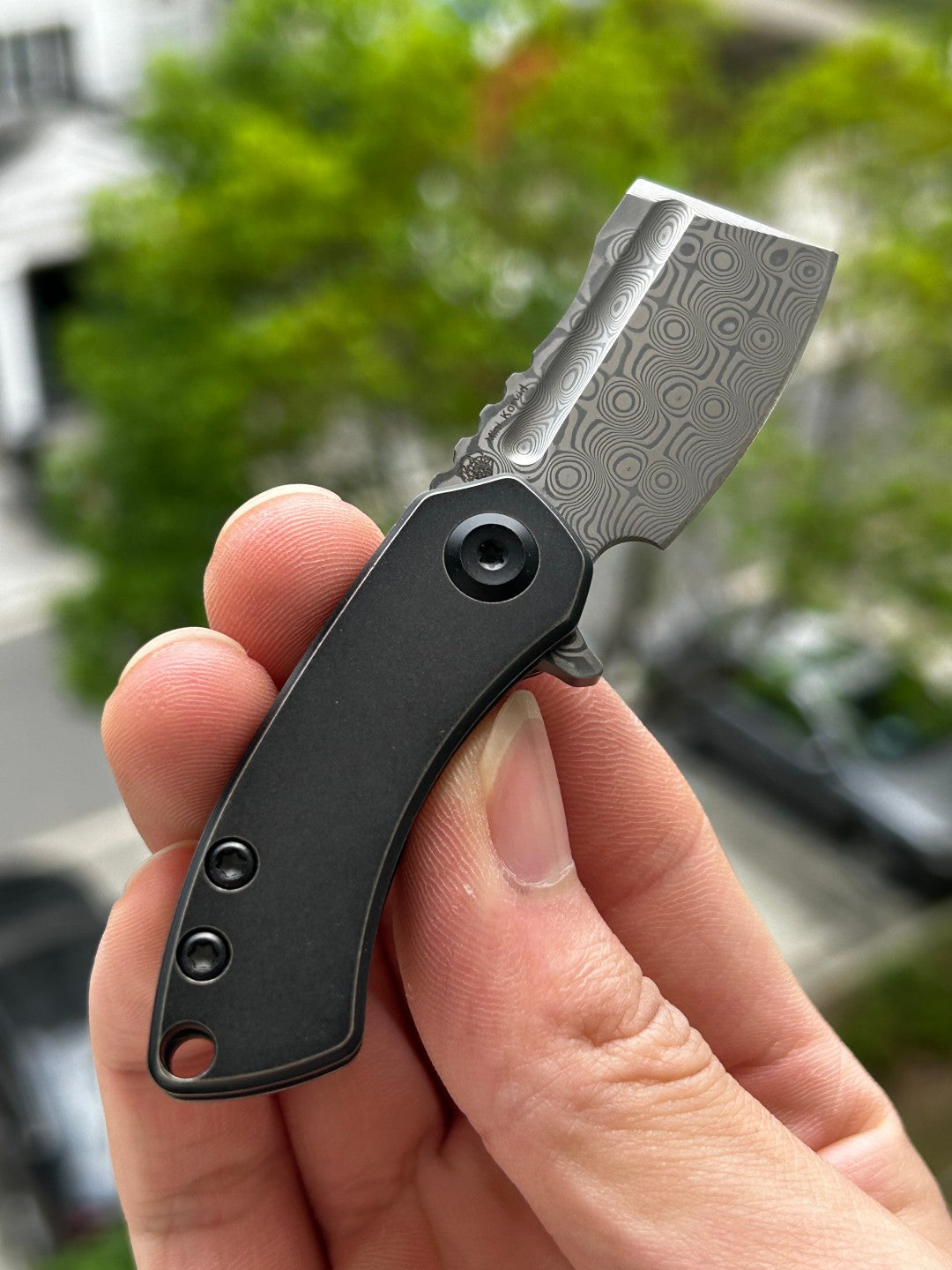 Kansept Mini Korvid K3030H1 Navaja Plegable con Bloqueo de Revestimiento, Hoja de Damasco y Mango de Titanio