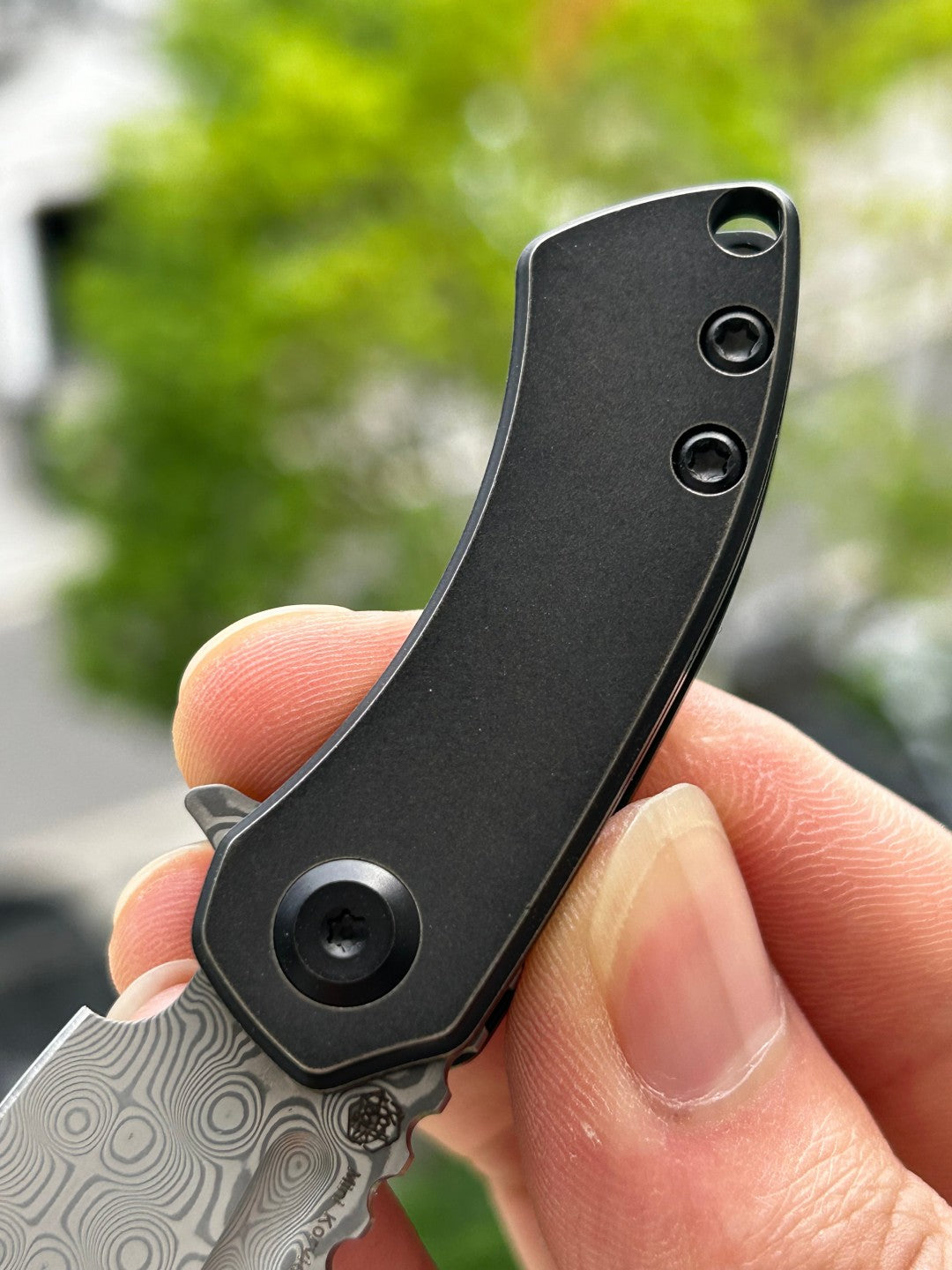 Kansept Mini Korvid K3030H1 Navaja Plegable con Bloqueo de Revestimiento, Hoja de Damasco y Mango de Titanio