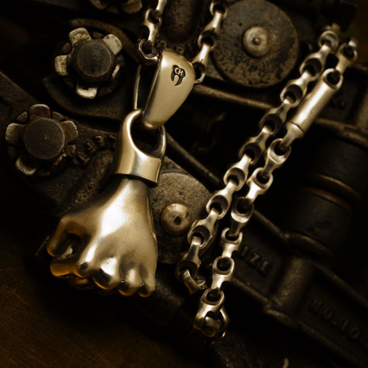 【Presale】Cpprhd Bead Fist Pendant Does Not Include Necklace