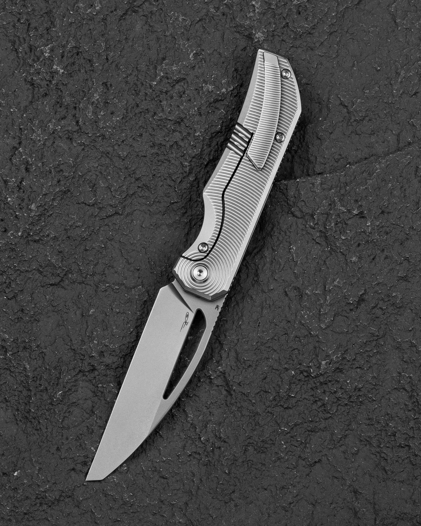Navaja Plegable Bestech Mini Taipan BT2603A con Hoja MagnaCut y Mango de Titanio con Bloqueo de Bastidor