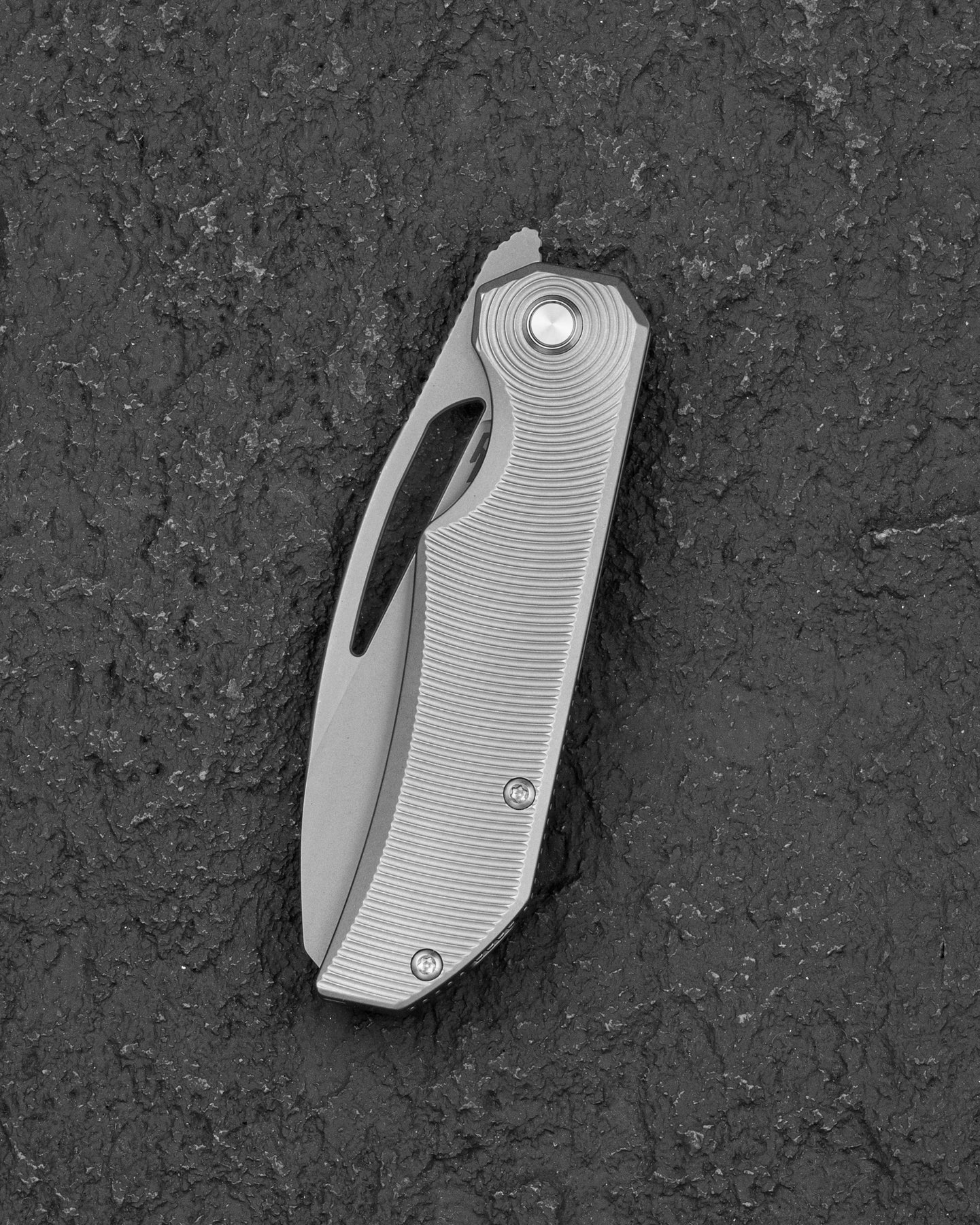 Navaja Plegable Bestech Mini Taipan BT2603A con Hoja MagnaCut y Mango de Titanio con Bloqueo de Bastidor