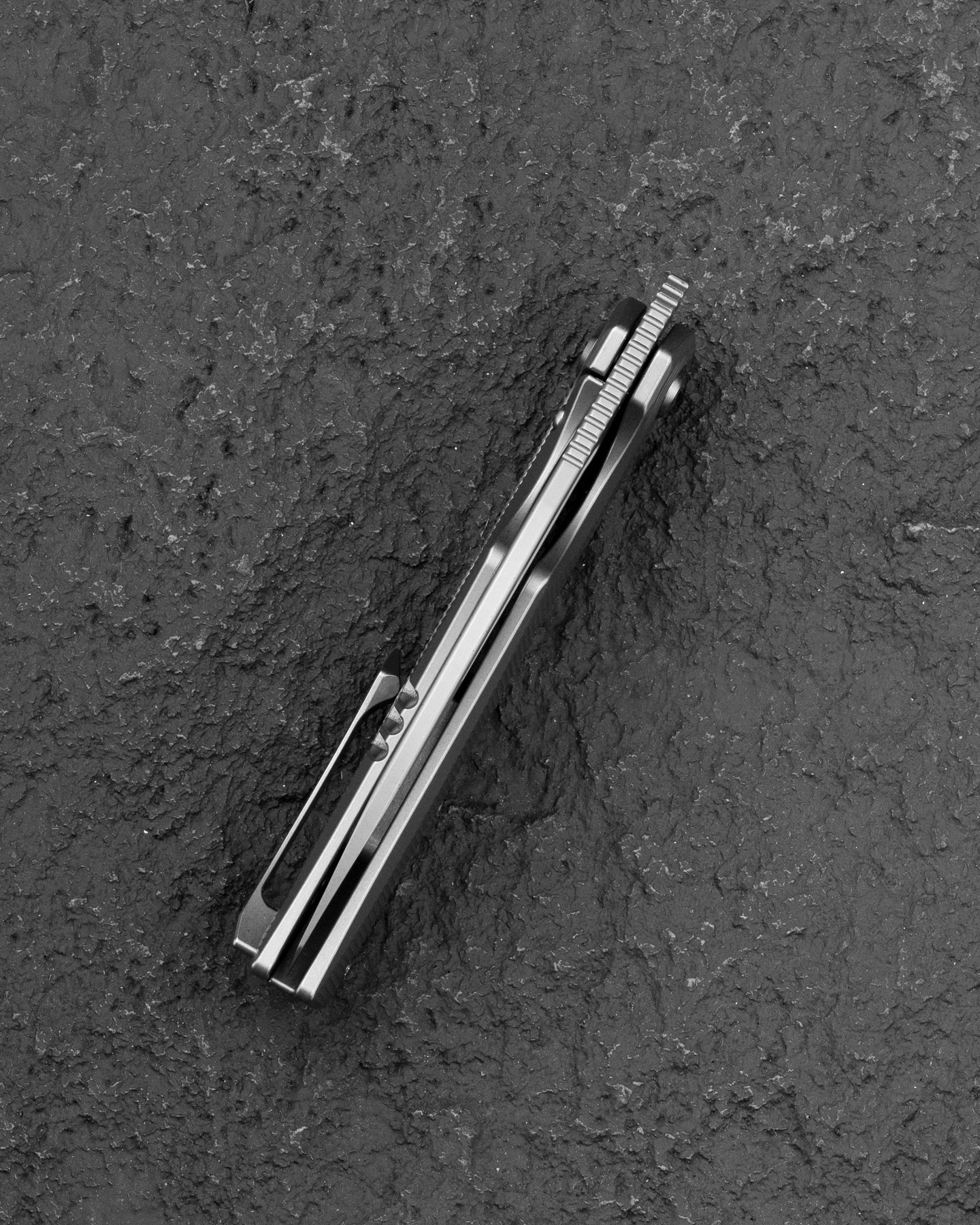Navaja Plegable Bestech Mini Taipan BT2603A con Hoja MagnaCut y Mango de Titanio con Bloqueo de Bastidor