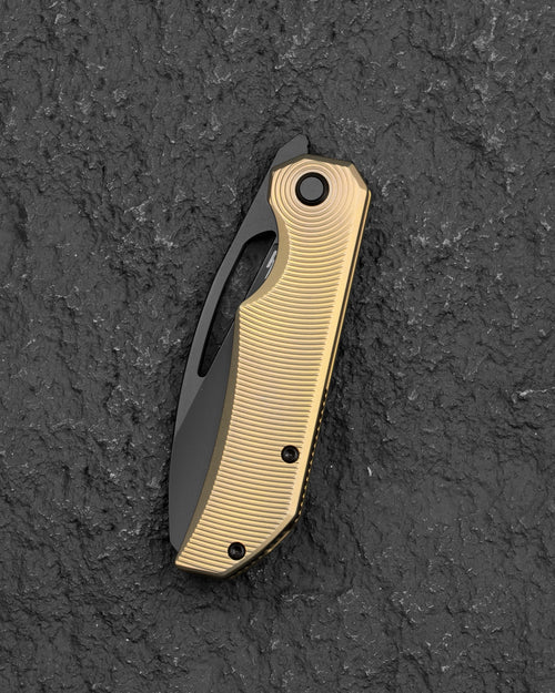 Cuchillo plegable Bestech Mini Taipan BT2603B con hoja MagnaCut y mango de titanio con bloqueo de marco