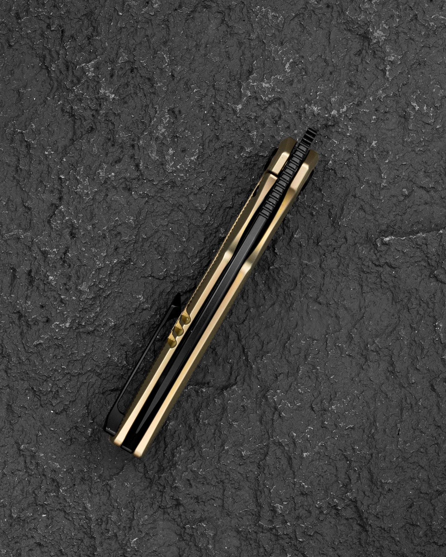 Cuchillo plegable Bestech Mini Taipan BT2603B con hoja MagnaCut y mango de titanio con bloqueo de marco