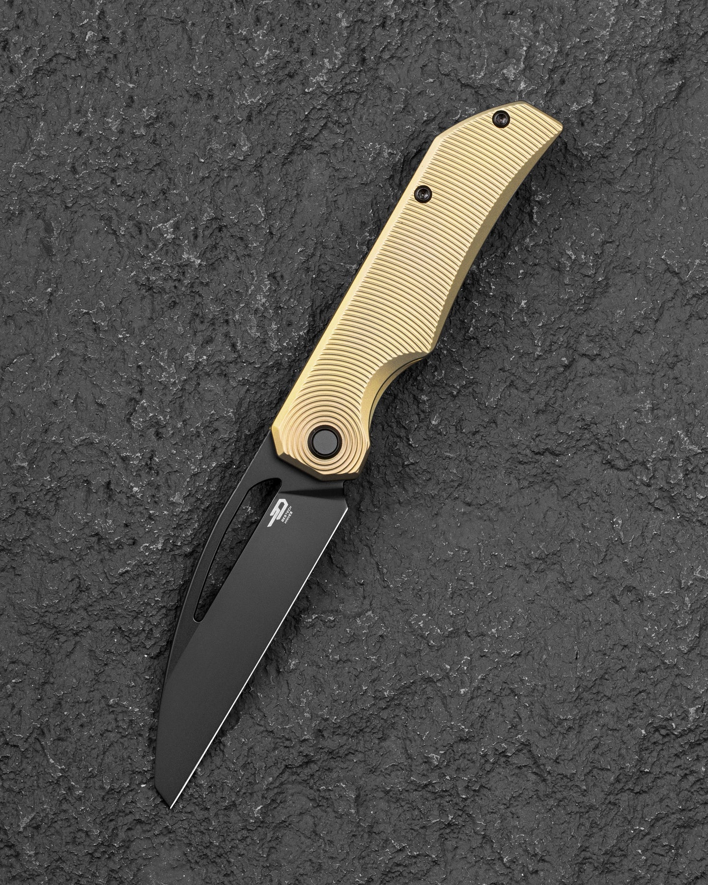 Cuchillo plegable Bestech Mini Taipan BT2603B con hoja MagnaCut y mango de titanio con bloqueo de marco