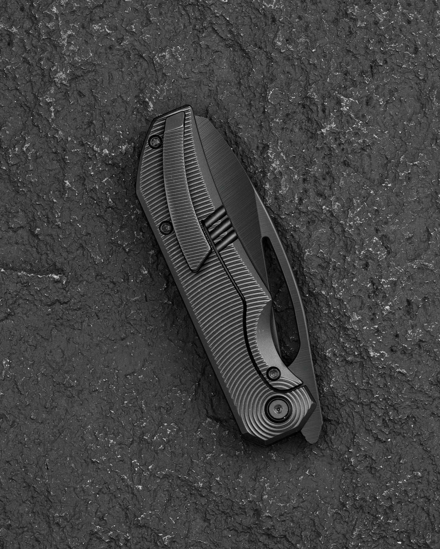 Navaja plegable Bestech Mini Taipan BT2603E-L con hoja MagnaCut y mango de titanio con bloqueo de armazón