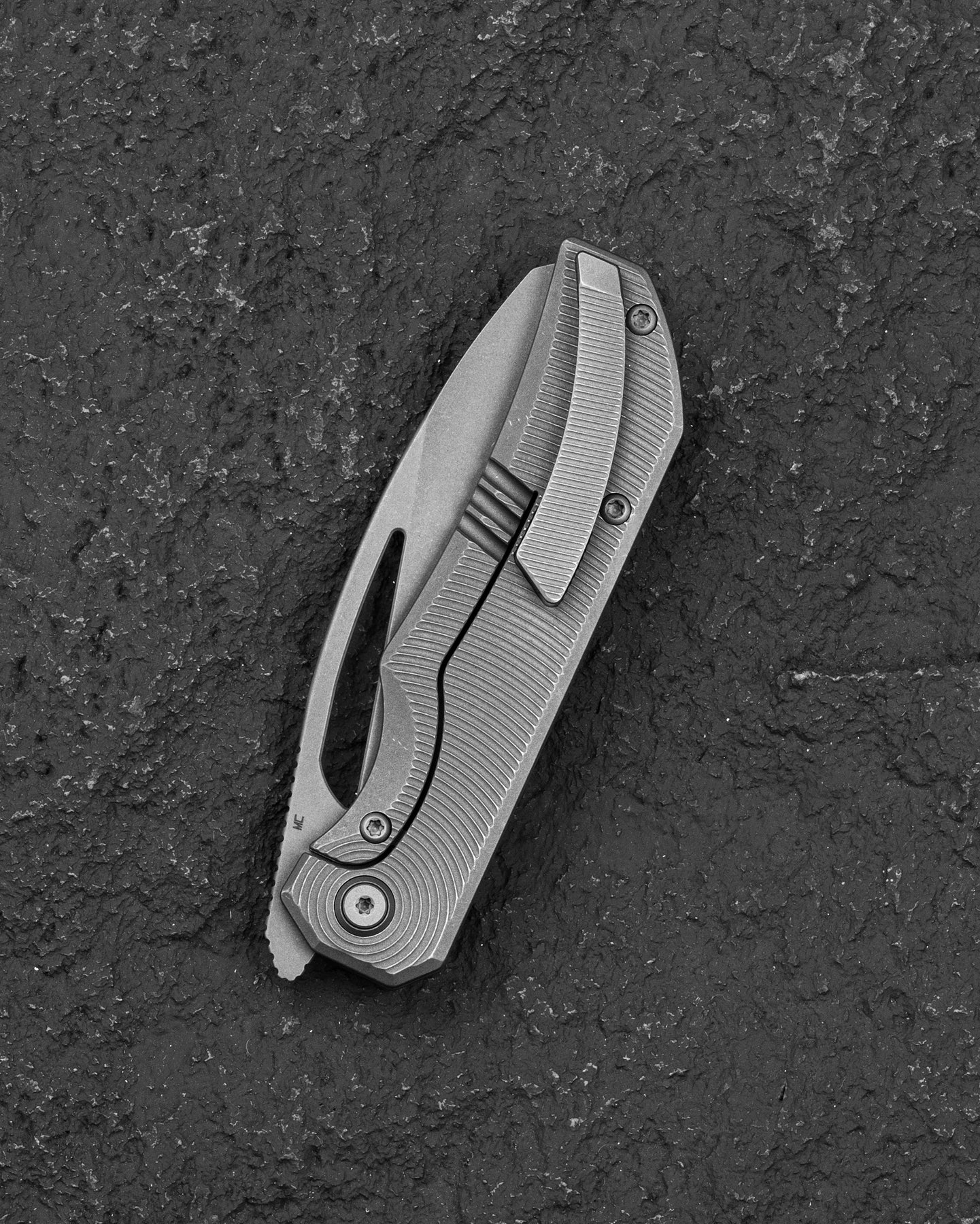 Navaja plegable Bestech Mini Taipan BT2603F con hoja MagnaCut y bloqueo de marco de titanio