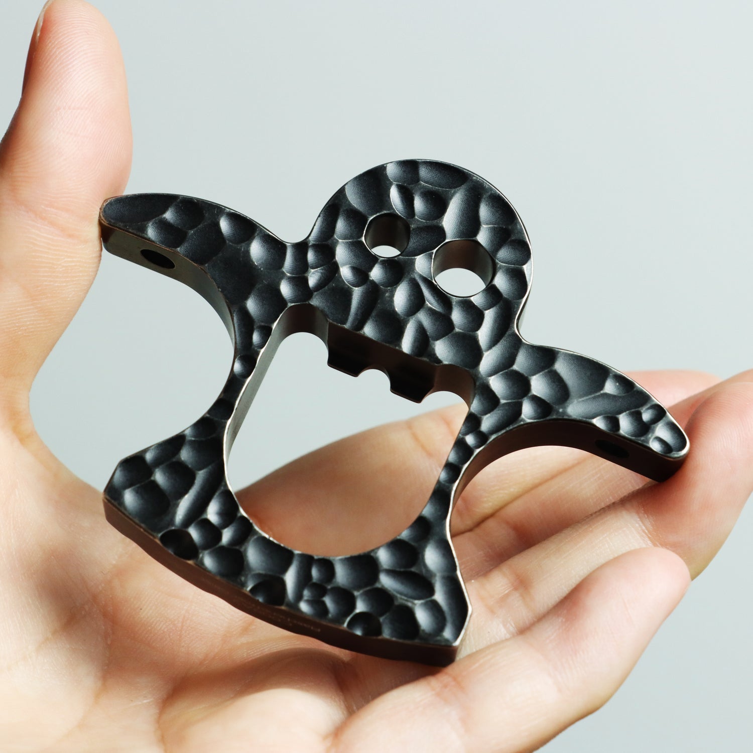 Kansept EDC Flaschenöffner Geist C009A2 Bottle Opener – Blackwash Titanium with Orange Peel Pattern Andreas Goltz Designed| Outdoor EDC Gear