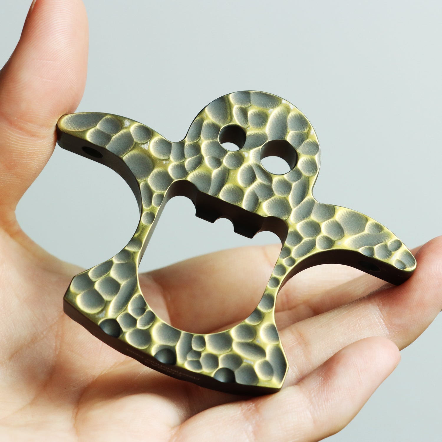 Kansept EDC Flaschenöffner Geist C009A3 Bottle Opener – Gold Anodized Titanium with Orange Peel Pattern Andreas Goltz Designed| Outdoor EDC