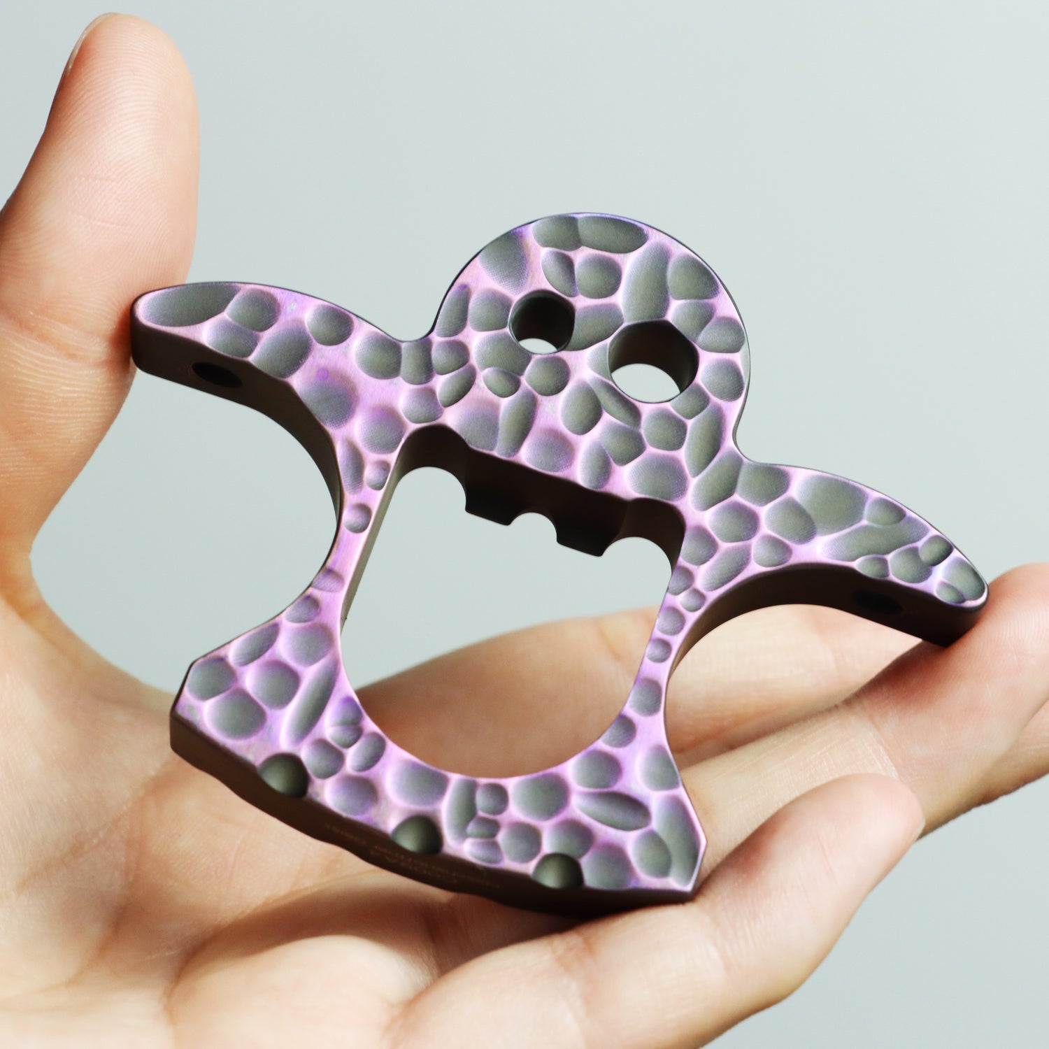 Kansept EDC Flaschenöffner Geist C009A4 Bottle Opener – Purple Anodized Titanium with Orange Peel Pattern Andreas Goltz Designed| Outdoor EDC Gear