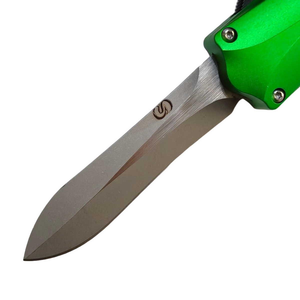 Sao Squid OTF knife macro shot — anodized aluminum handle texture and Stonewash blade finish under daylight.