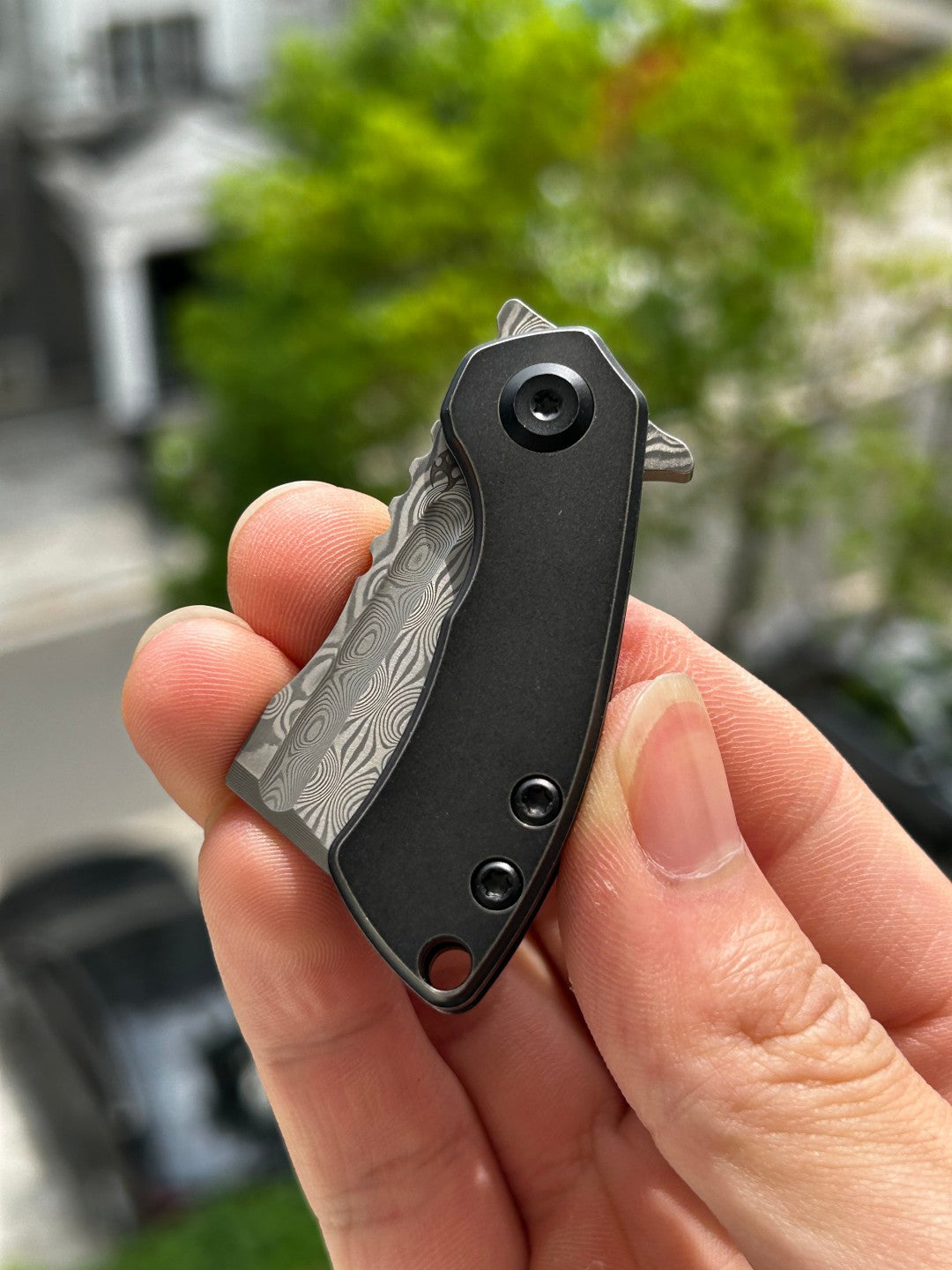 Kansept Mini Korvid K3030H1 Navaja Plegable con Bloqueo de Revestimiento, Hoja de Damasco y Mango de Titanio