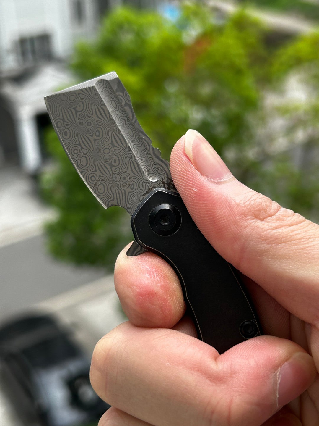 Kansept Mini Korvid K3030H1 Navaja Plegable con Bloqueo de Revestimiento, Hoja de Damasco y Mango de Titanio