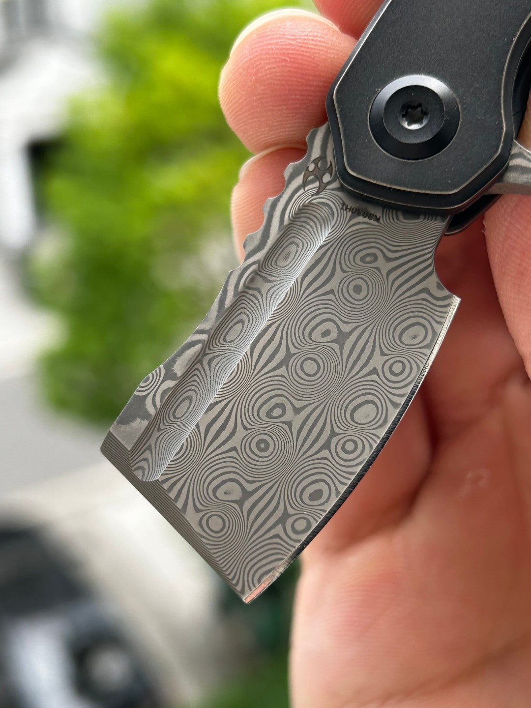 Kansept Mini Korvid K3030H1 Navaja Plegable con Bloqueo de Revestimiento, Hoja de Damasco y Mango de Titanio