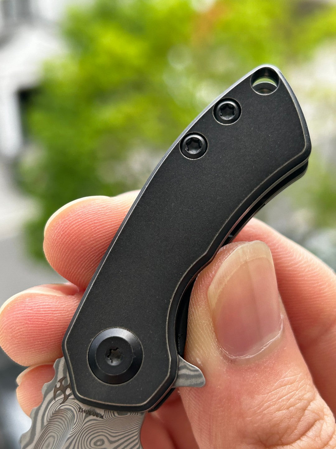 Kansept Mini Korvid K3030H1 Navaja Plegable con Bloqueo de Revestimiento, Hoja de Damasco y Mango de Titanio