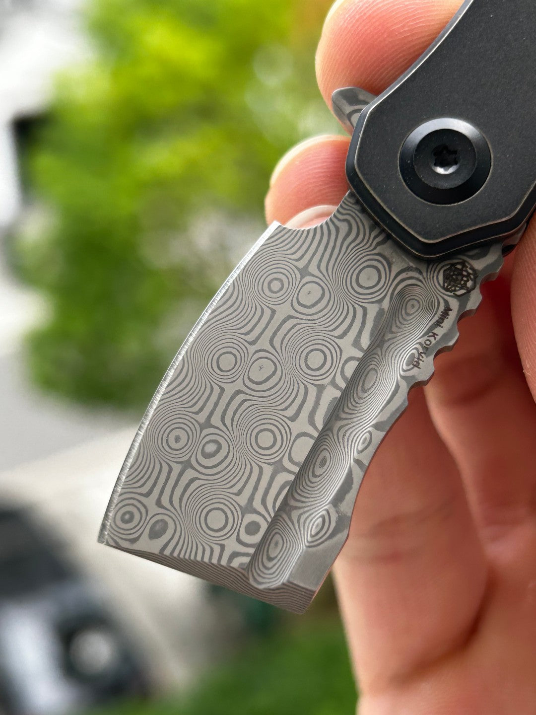 Kansept Mini Korvid K3030H1 Navaja Plegable con Bloqueo de Revestimiento, Hoja de Damasco y Mango de Titanio